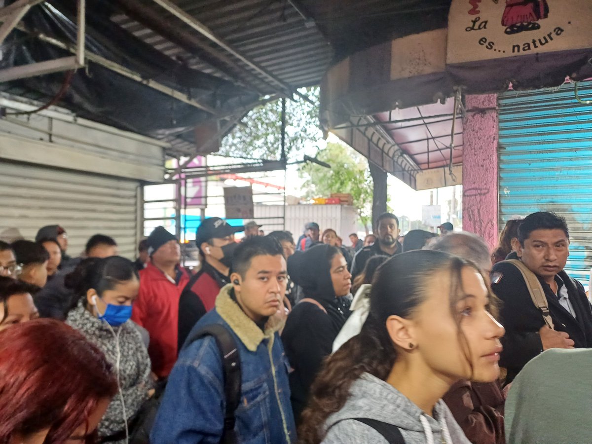 TaniaSka8's tweet photo. @MetrobusCDMX  
Entonces los que estamos aquí qué? https://t.co/ZKuj4585Sj