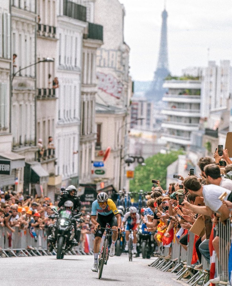 lucxsronald's tweet photo. I don’t think any big one-day national teams race will surpass soon this Olympic race scenery wise. It was simply magnificent. 🇫🇷❤️ #Paris2024 

📷: elenrius https://t.co/HU0Y1TvIe0