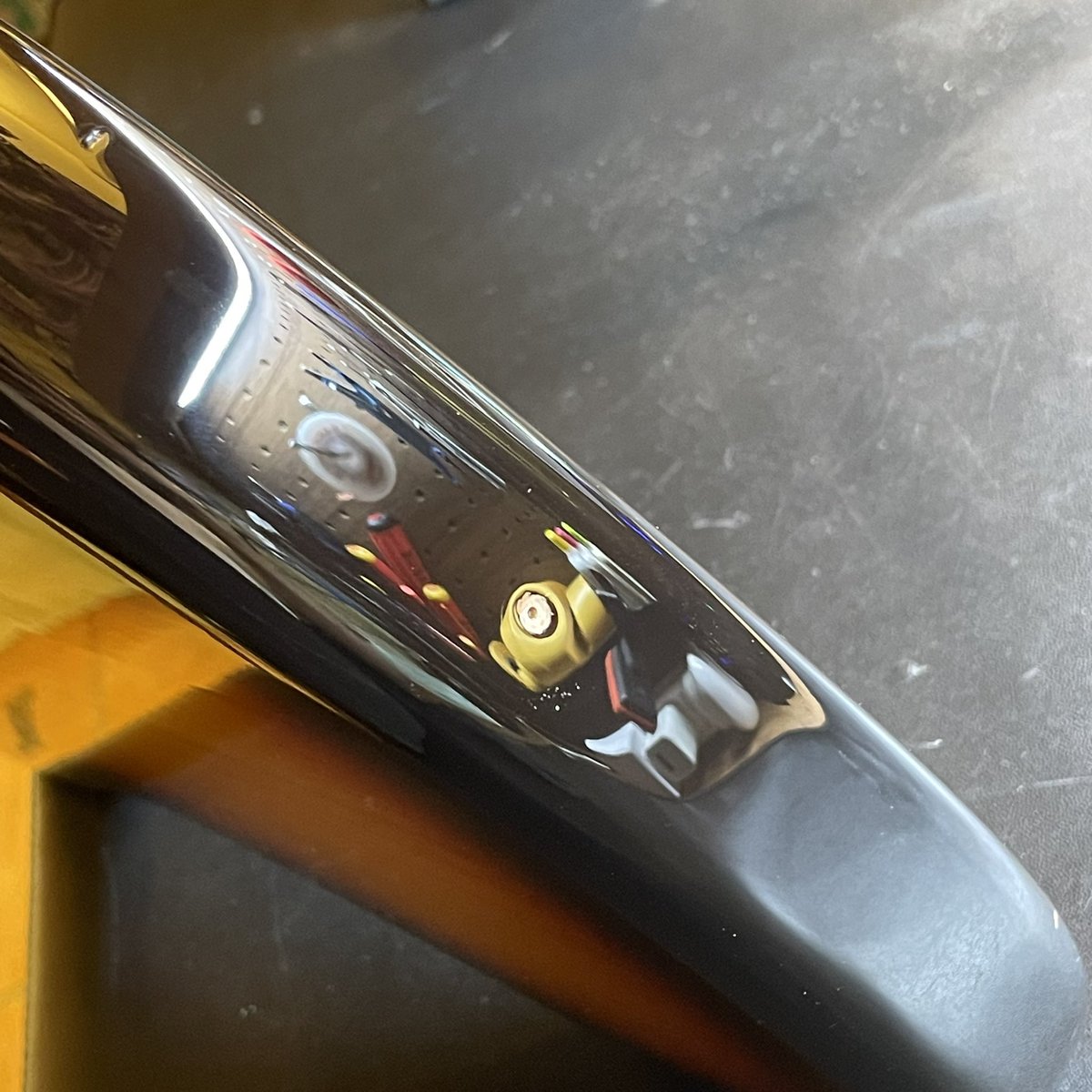 GuitarLab_Reo's tweet photo. Fender Japan JM60-VSP
ラッカーフィニッシュ仕様の上位モデル！

底面のスタンド跡が気になるとのことで、部分で塗装磨きを行いました！

#guitarlabreo #snafkinsBLstudio 
#repair #FenderJapan #Jazzmaster
#今池 https://t.co/rKD9F27eML