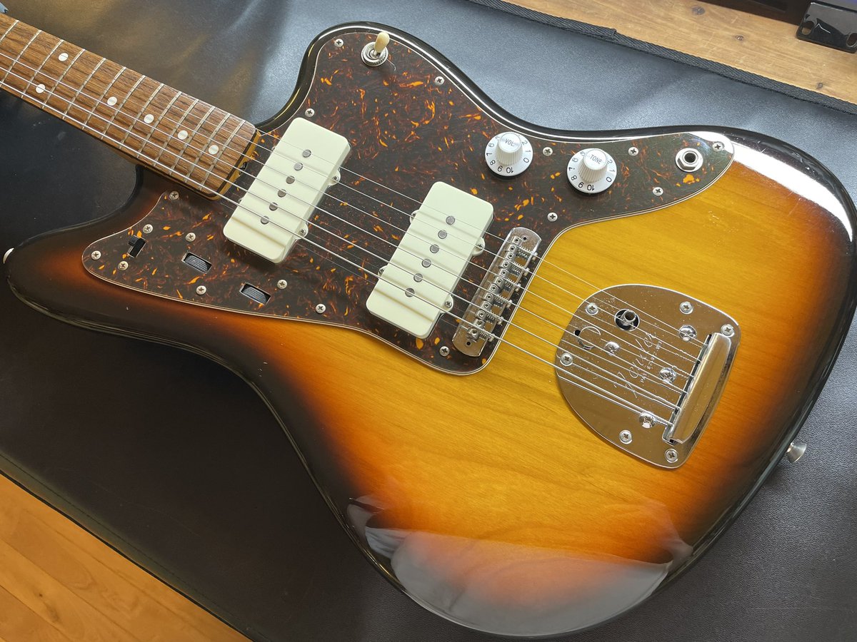 GuitarLab_Reo's tweet photo. Fender Japan JM60-VSP
ラッカーフィニッシュ仕様の上位モデル！

底面のスタンド跡が気になるとのことで、部分で塗装磨きを行いました！

#guitarlabreo #snafkinsBLstudio 
#repair #FenderJapan #Jazzmaster
#今池 https://t.co/rKD9F27eML