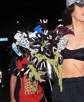 The bouquet that ROSALÍA gave to Charli xcx at her birthday party yesterday  consisted of black calla lilies with cigarettes inside