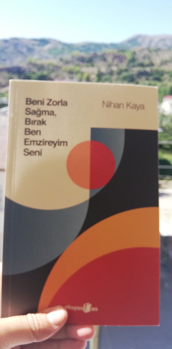 Fat_ma_ates's tweet photo. Edebiyat yanında bolca psikoloji kitabı da okurum. Ama şimdiye kadar Edebiyat ve psikolojiyi Nihan Kaya kadar güzel kaynaştıran bir yazara rastlamadım. Bu kitap  psikojik durumları ağır bilgi aktarımı şeklinde sunmuyor okura.
Sevgili @nihanka  yüreğine, kalemine, sağlık. https://t.co/zRaQFYAHUy