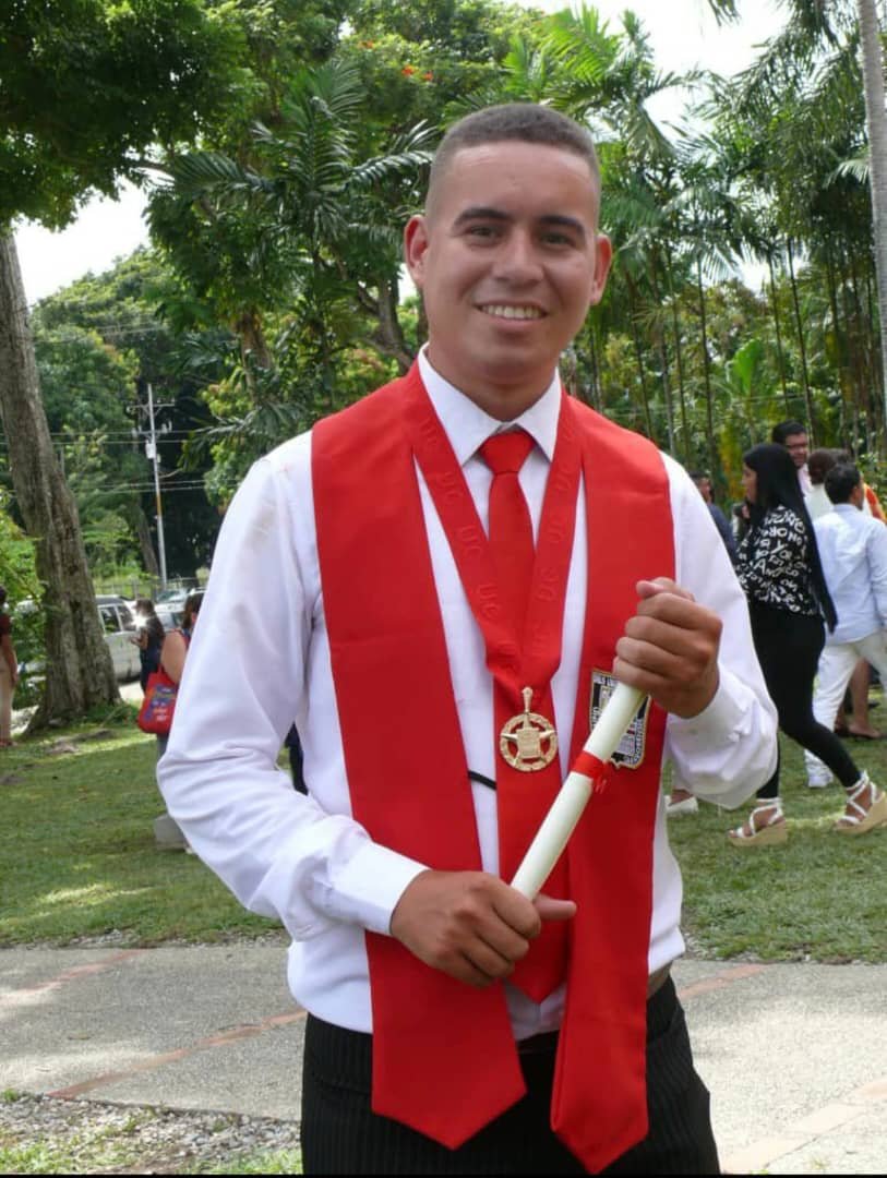 MarytaLeon's tweet photo. ¡Libertad para Kennedy Tejeda! 

Kennedy tiene 24 años. Nació antes de que se instaurara el gobierno que hoy lo mantiene detenido por cumplir su deber como abogado defensor de ddhh. 

Es de Montalbán, Carabobo, mi pueblo. Allí todos nos conocemos. Allí todos sabemos quién es quién. Sabemos que Kennedy es un muchacho de una familia humilde y correcta. Sabemos que él es un montalbanero ejemplar: brillante, estudioso, luchador, respetuoso.  

No es justo que Kennia, su mamá; Wilmer, su papá, y el resto de su buena familia, estén pasando por este trance tan angustioso.  No, no y no.