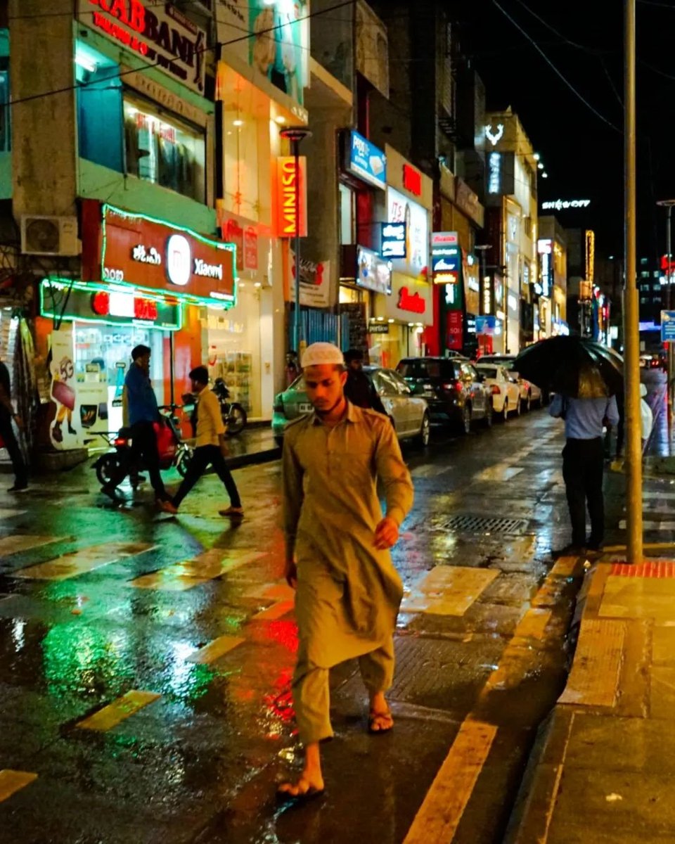 focusllama's tweet photo. Some snapshots of the beauty of #Bengaluru in the rain. 
Wonderful reflections on the street. 
01/04📍#CommericialStreet #KarnatakaRains #needforneeru #ChennaiRains #bengalurudaily #NammaBengaluru https://t.co/49HwSIq5uh