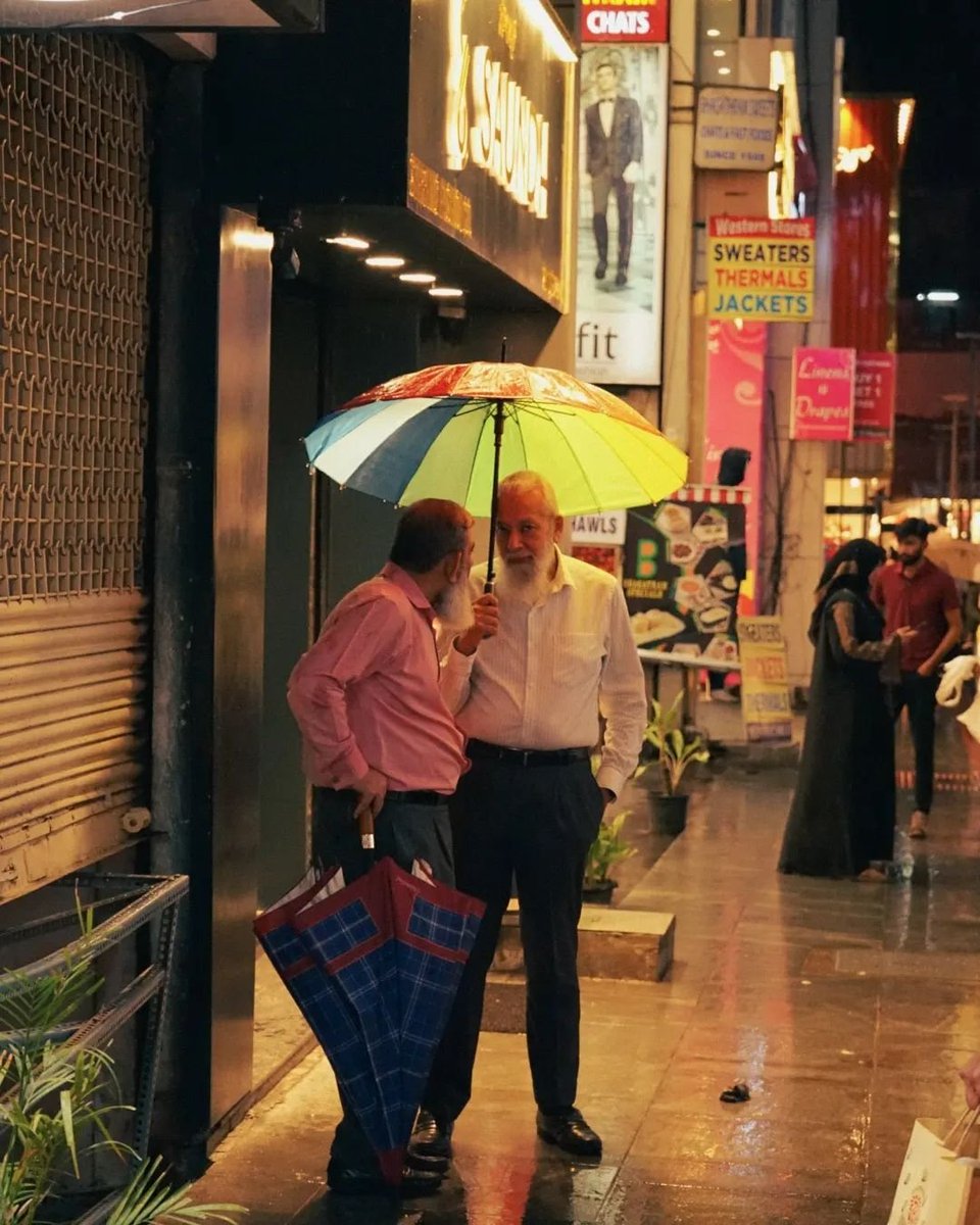 focusllama's tweet photo. Some snapshots of the beauty of #Bengaluru in the rain. 
Wonderful reflections on the street. 
01/04📍#CommericialStreet #KarnatakaRains #needforneeru #ChennaiRains #bengalurudaily #NammaBengaluru https://t.co/49HwSIq5uh