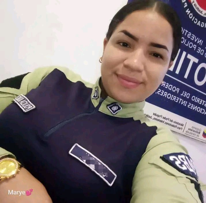 freddyzur's tweet photo. Puerto La Cruz #Anzoátegui Funcionaria de la #PNB Maryelis Rosas R se encarga de sapear a todos los  jovenes y vecinos que protestan https://t.co/QvFRZ98XKd