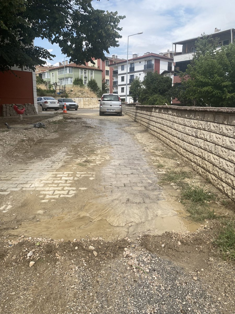 ossge's tweet photo. @EdirneBel @FilizGencanAkin Sabahtan beri sitemizin temiz suyu akıyor borumuz patladı ama hiçbir yetkili ilgilenmiyor su öylece akıp gidiyor bu kafayla daha çok susuz kalırız. Orada burada çıkıp su güzellemesi yapmayalım işimizi yapalım lütfen. https://t.co/09BOZcdH66