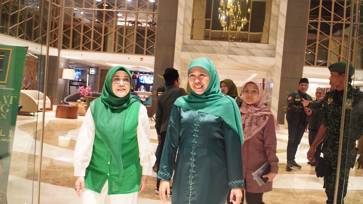Sahabatningema's tweet photo. Ning @emaumiyyatulch mengadiri acara pembukaan Musyawarah Kerja Wilayah (Mukerwil) DPW PPP Jawa Timur di ballroom Hotel DoubleTree by Hilton, Surabaya.(31/7/24).

#emaumiyyatulchusnah #ningema #dppppp #dpwpppjatim #khofifahindarparawansa #emildardak #khofifahemil #sahabatningema https://t.co/h7pqU0bgGS