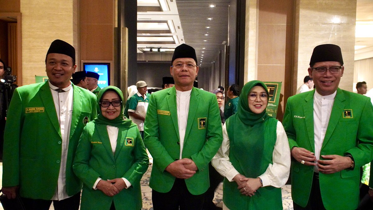 Sahabatningema's tweet photo. Ning @emaumiyyatulch mengadiri acara pembukaan Musyawarah Kerja Wilayah (Mukerwil) DPW PPP Jawa Timur di ballroom Hotel DoubleTree by Hilton, Surabaya.(31/7/24).

#emaumiyyatulchusnah #ningema #dppppp #dpwpppjatim #khofifahindarparawansa #emildardak #khofifahemil #sahabatningema https://t.co/h7pqU0bgGS