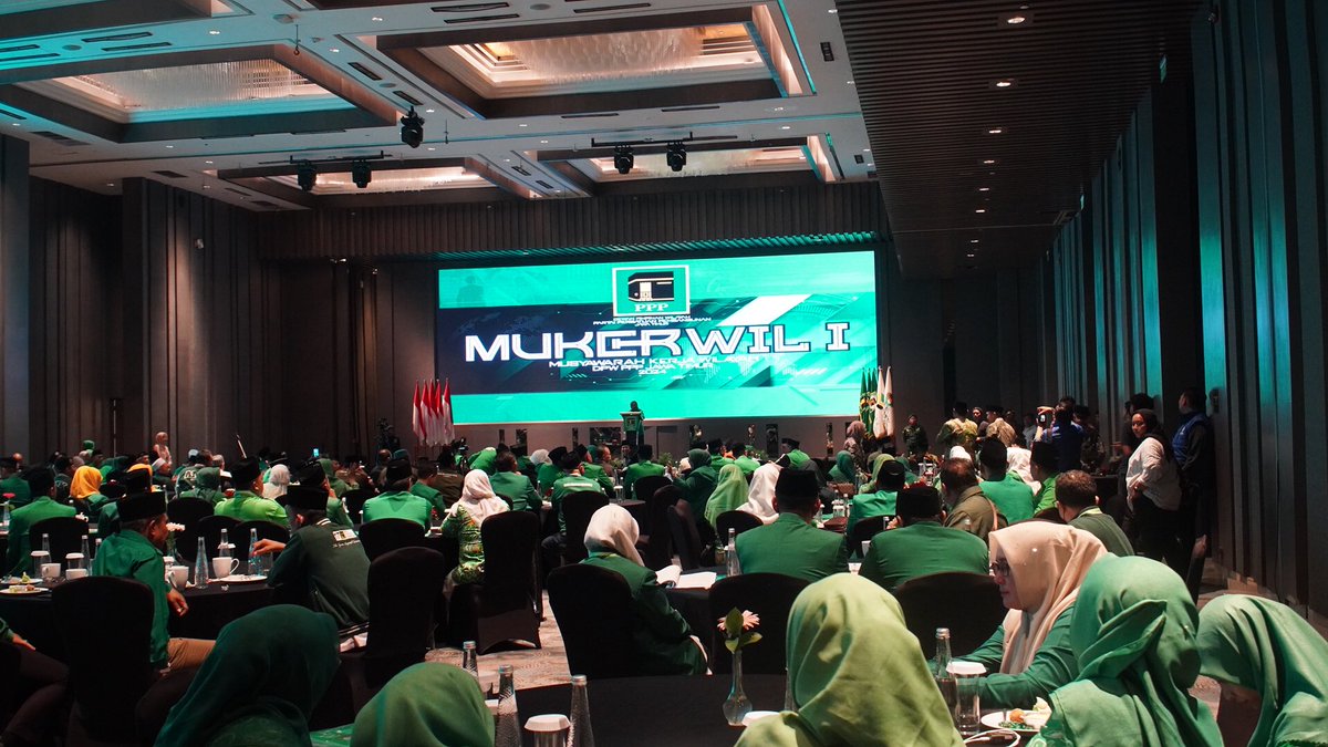 Sahabatningema's tweet photo. Ning @emaumiyyatulch mengadiri acara pembukaan Musyawarah Kerja Wilayah (Mukerwil) DPW PPP Jawa Timur di ballroom Hotel DoubleTree by Hilton, Surabaya.(31/7/24).

#emaumiyyatulchusnah #ningema #dppppp #dpwpppjatim #khofifahindarparawansa #emildardak #khofifahemil #sahabatningema https://t.co/h7pqU0bgGS