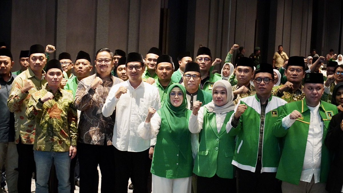 Sahabatningema's tweet photo. Ning @emaumiyyatulch mengadiri acara pembukaan Musyawarah Kerja Wilayah (Mukerwil) DPW PPP Jawa Timur di ballroom Hotel DoubleTree by Hilton, Surabaya.(31/7/24).

#emaumiyyatulchusnah #ningema #dppppp #dpwpppjatim #khofifahindarparawansa #emildardak #khofifahemil #sahabatningema https://t.co/h7pqU0bgGS
