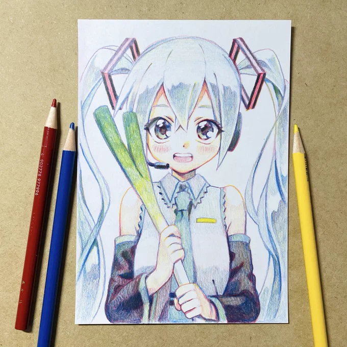 #私はこういう絵師です見た絵師全員参加「しかるねこ」という猫の姿をしたキャラクターや、「ヒヨハリ!」という小動物たちのキャラクターを描いているイラストレーターです。また、色鉛筆3色の混色で絵を描くメイキングで知ってくださった方も多いかと思います。よろしくお願いします!! 