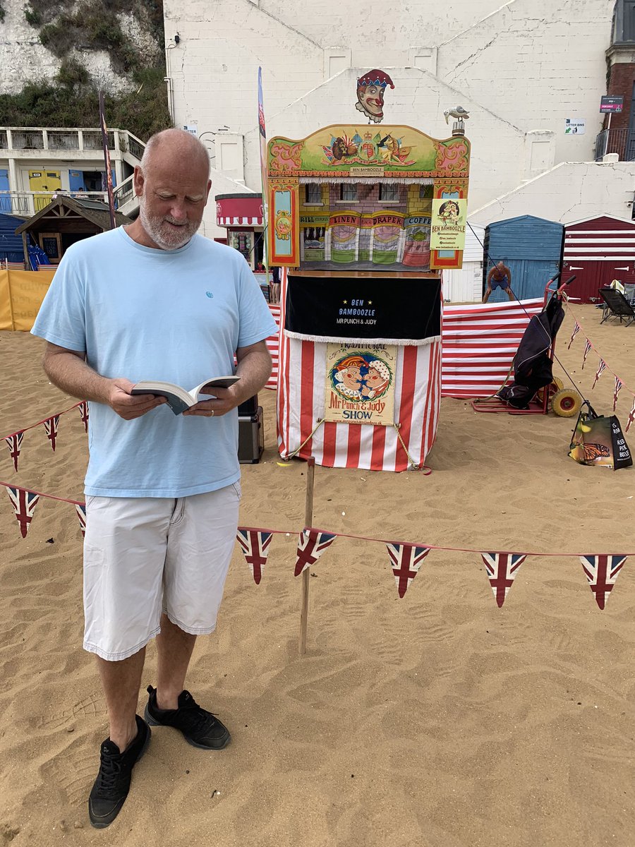 SandwichJunior's tweet photo. Mr Dyson reading ‘Somewhere Stripy’ at the beach in Broadstairs #SJSSummerReadingChallenge https://t.co/jauVThgu57