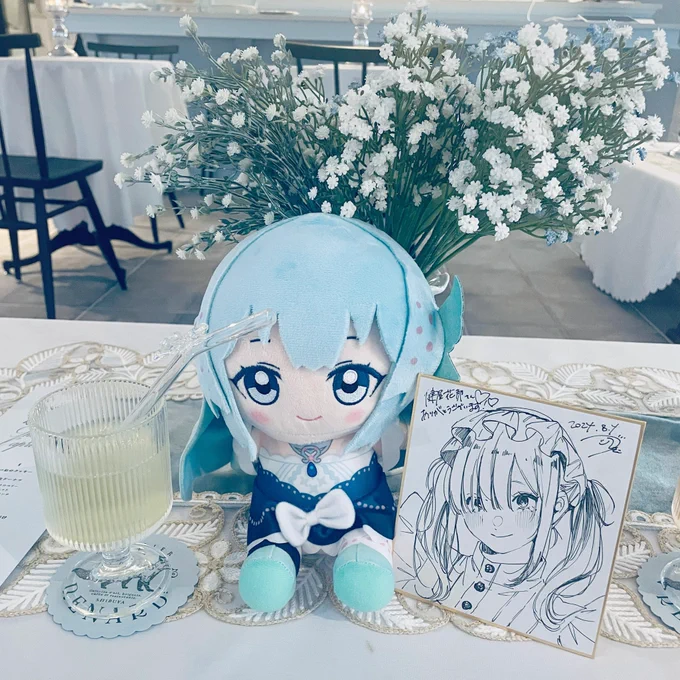 かしわぎつきこさんのアート&カフェ「atelier renard」に健屋花那ちゃんと行ってきました目に映る全てが大好きな色で可愛くて、本当に素敵空間でした。アフタヌーンティーも美味しいし本当に幸せだった..なんと水色メイドさんの制服を着させていただき、写真を撮るなどもしました照 