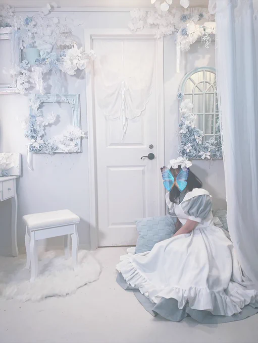かしわぎつきこさんのアート&カフェ「atelier renard」に健屋花那ちゃんと行ってきました目に映る全てが大好きな色で可愛くて、本当に素敵空間でした。アフタヌーンティーも美味しいし本当に幸せだった..なんと水色メイドさんの制服を着させていただき、写真を撮るなどもしました照 