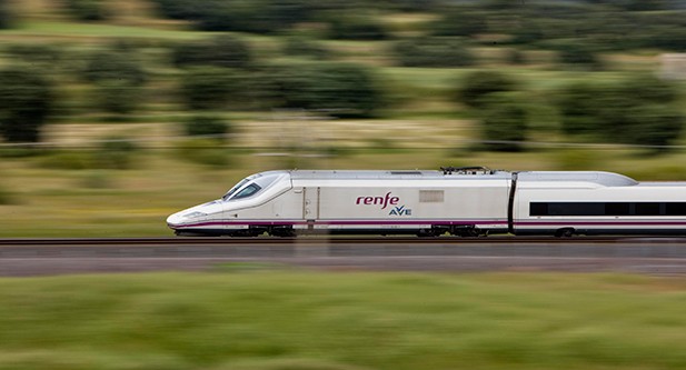 AsafeFalciforme's tweet photo. ¡Desde Sevilla, Lleida, Zaragoza, Valencia y Barcelona! En estos mismos momentos, varios trenes trasladan hasta Madrid a chicos y chicas de muchas ciudades diferentes, que participarán en las primeras colonias de #ASAFE, que empiezan hoy. ¡Una experiencia que no olvidarán! https://t.co/pjMDsb8sxN