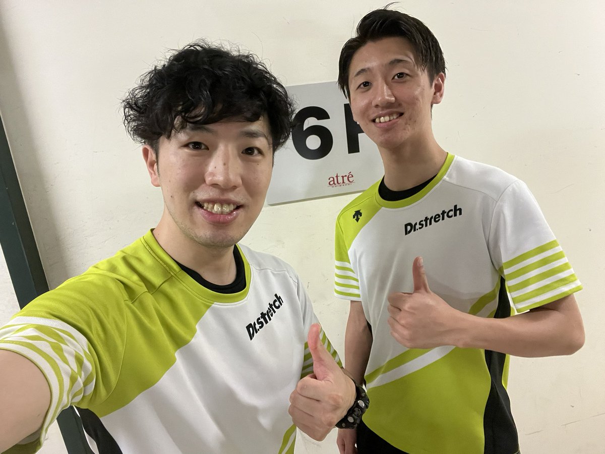 ds_wataru_a's tweet photo. 本日は大井町店新卒組の
松崎翔大@touta1727 ←とうたって読みます笑
に、会社に入ったキッカケを聞いてみました☺️

なぜこの会社？？どこが気になった？？
色んな想いがあるからこそ、自身の初心に近い部分もあって、すごく良い時間になりました！

詳しくはインスタ⭐️→https://t.co/NaJMCKYRsx https://t.co/V8fcNlHvvg