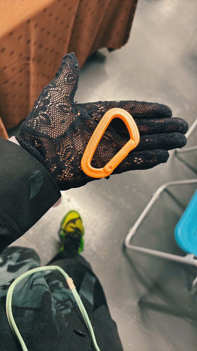 ずっと真夜中でいいのに。
なんかもうほんとに
何を言うにも烏滸がましい強過ぎる

なんか。ACAねさんに光るカラビナ貰った

｢グッズではなくて
光るカラビナです、これ。どうぞ。｣

って言ってました春愁い歌ってくれました

ありがとうございました
今はまだ笑われる話ですが
喰らいついて並びます