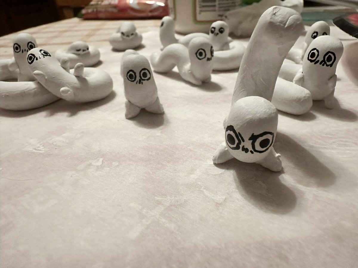 flamebloom_art's tweet photo. Happy birthday brushbuddy!! Flashback to when I made these little ones out of clay and gave them out as Coco at a convention ✨✨ I kept the grumpy one for myself :> #Δ帽子 #witchhatatelier https://t.co/BD3YJwY2O0