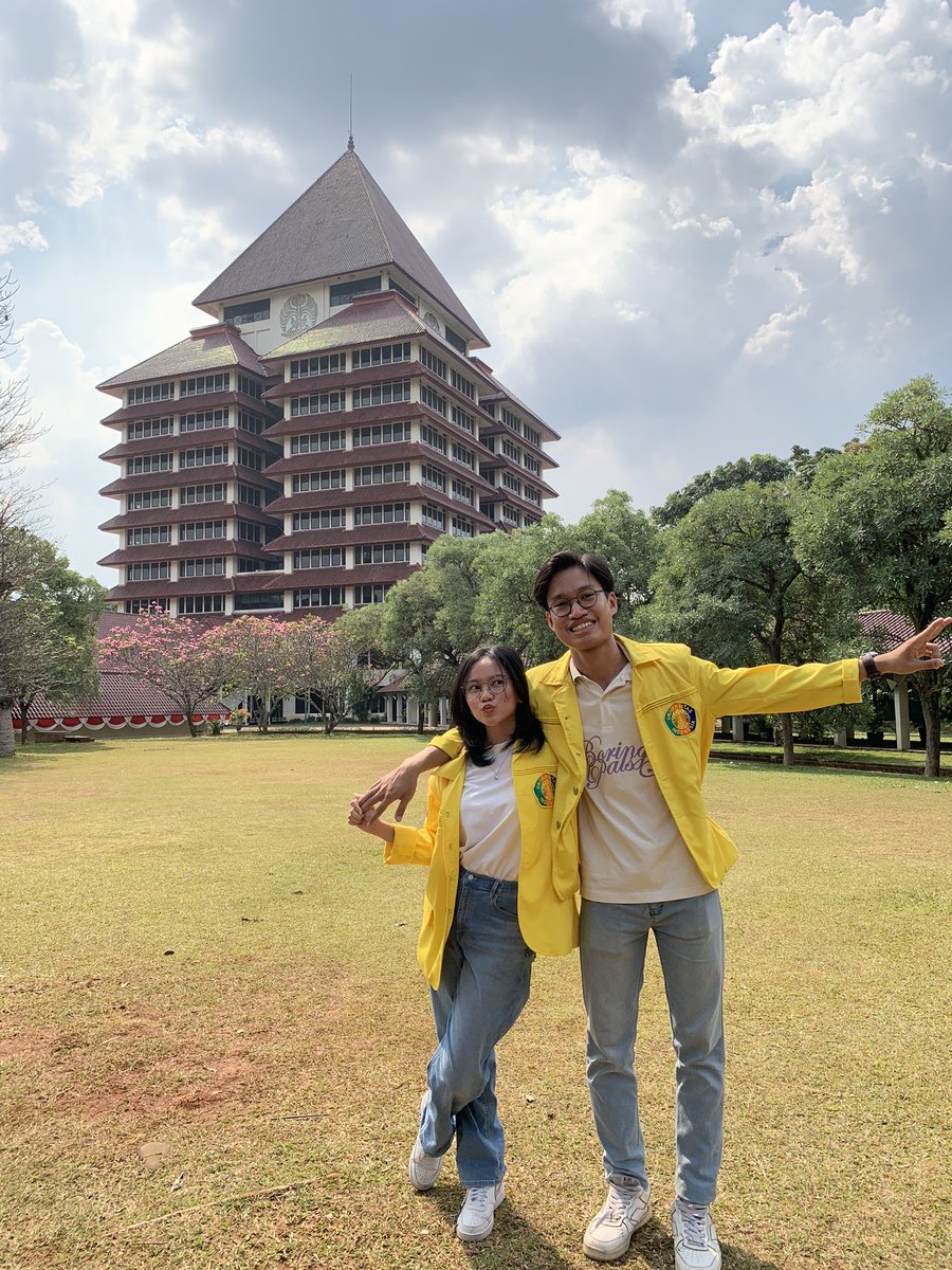 weeldfluwa's tweet photo. been inactive for a *long* time but here’s me &amp; mas pacar *finally* took mandatory-anak-ui pictures before we graduate in two weeks 🥹💛 https://t.co/2HvsCIgNiB