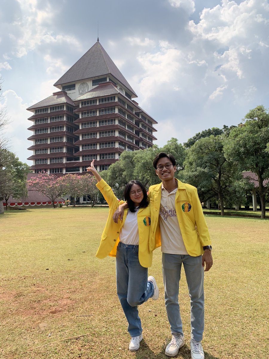 weeldfluwa's tweet photo. been inactive for a *long* time but here’s me &amp; mas pacar *finally* took mandatory-anak-ui pictures before we graduate in two weeks 🥹💛 https://t.co/2HvsCIgNiB