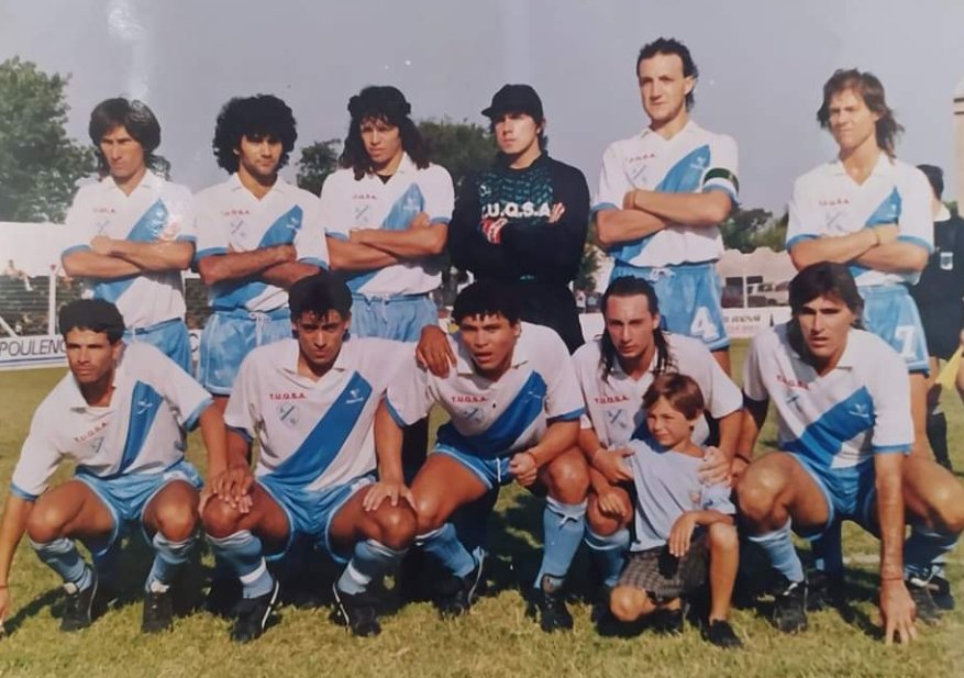 PCioccale's tweet photo. 4/8/1990 a 34 años del debut en @ArgdeQuilmesOf de Fabián Diego Lisa jugó 6 temporadas en #ElMate en total de 137 encuentros y marcó 50 goles.
Datos : #ABCMate el diccionario de Argentino de Quilmes.
@TermoDeAscenso @futbolretroes @DeeperFutbol @mundoascenso @IMate1899 @diarioDQ https://t.co/lgRgfRYk95