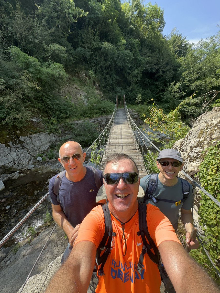 paolopasquale's tweet photo. Dopo 18km, 1.200m di dislivello, #caldoporco, questa è la #birra più meravigliosa che io abbia mai bevuto…
#beer #Ineedbeer 🍺
#viafrancigena #pontremoli https://t.co/SXgiEcEN7w