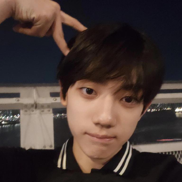 JUN181__'s tweet photo. 우리 준이 셀카들🥹
얼굴이 거의 다 같은데 다 너무 귀엽귀엽…..😆💘
#기형준 https://t.co/DbY9McfCwE