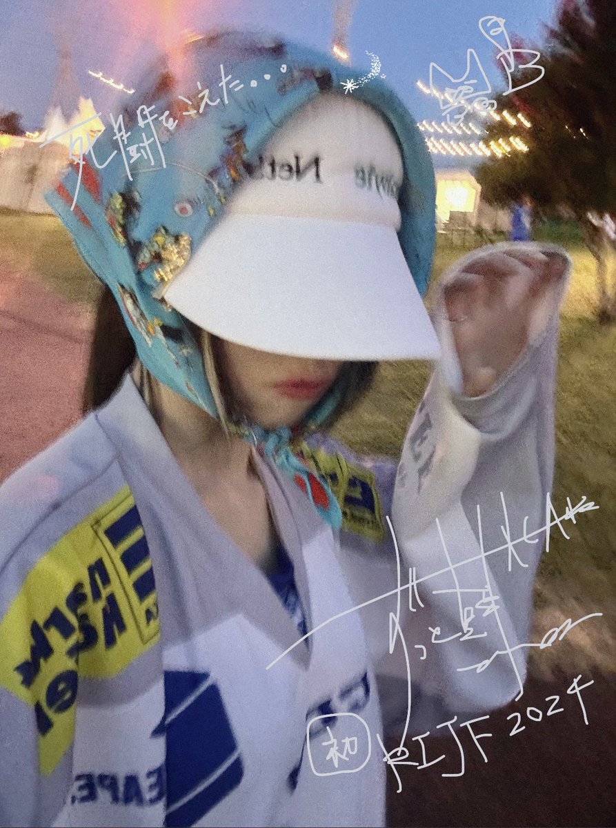 zutomayo's tweet photo. 初ロッキンでした、ありがとうう
過酷な中で、切磋琢磨できて好き。。
このあとも、いい夏をお迎えください、なるよ　今何してる？　ずっと真夜中でいいのに。でした☽ https://t.co/BeMSZUX6U1