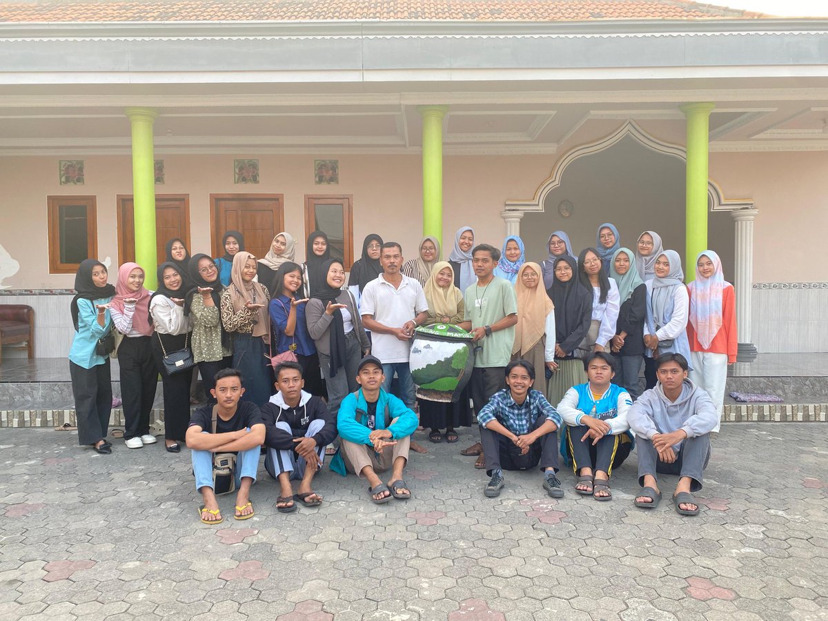 vanillaatacksky's tweet photo. Pembagian tong sampah kelompok angin Mamiri,kpd warga sekitar UTM 
 @pkkmbsakerautm152   @universitastrunojoyomadura2433  @bemkmutmaksarajuang   
Lo;@farhann_mubarok 
#TrunojoyoMuda24
# FypUTM
# UnggulTangguhMandiri
#PKKMBSakera24
#Sakeracore
#BersamaKarenaBeragam https://t.co/wAIORiYSRX