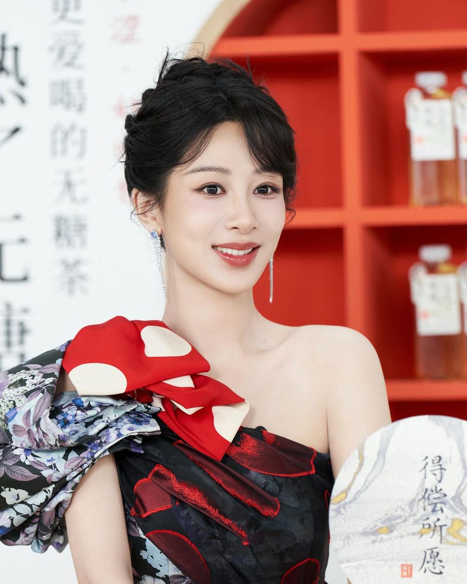 apm_monaco's tweet photo. Proud to see global APM ambassador #YangZi wearing our pieces to finish off her look.  ✨💎

#APMmonaco #GlobalAmbassador #Jewelry #Jewellery https://t.co/rx1oQAKF29