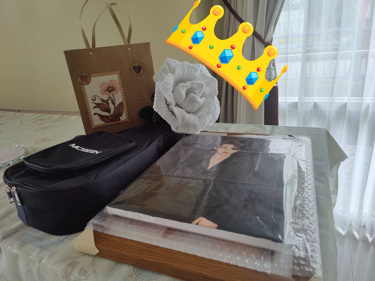 KymNnz84481's tweet photo. 我是什么幸福小女孩啊😭😭我的乖乖宝贝真的很棒啊😭😭跟麻酱姐姐纠结好久要送的礼物，小心翼翼背到泰兰德，只希望他可以开心快乐，结果！是他在给我们幸福😭😭
#24thFirstoneBDProject
#24thMemoriesofFirstone 
#Firstone_wnk 
#Firstone https://t.co/sZdLs7erK4