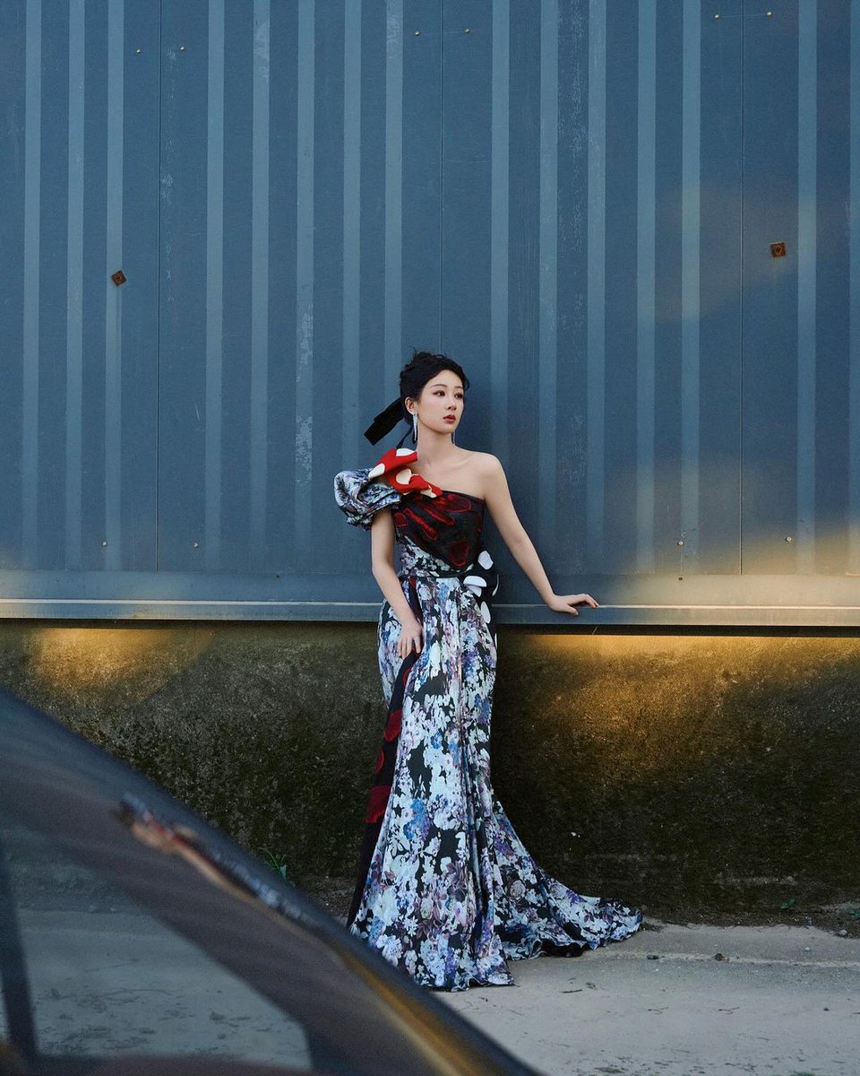apm_monaco's tweet photo. Proud to see global APM ambassador #YangZi wearing our pieces to finish off her look.  ✨💎

#APMmonaco #GlobalAmbassador #Jewelry #Jewellery https://t.co/rx1oQAKF29