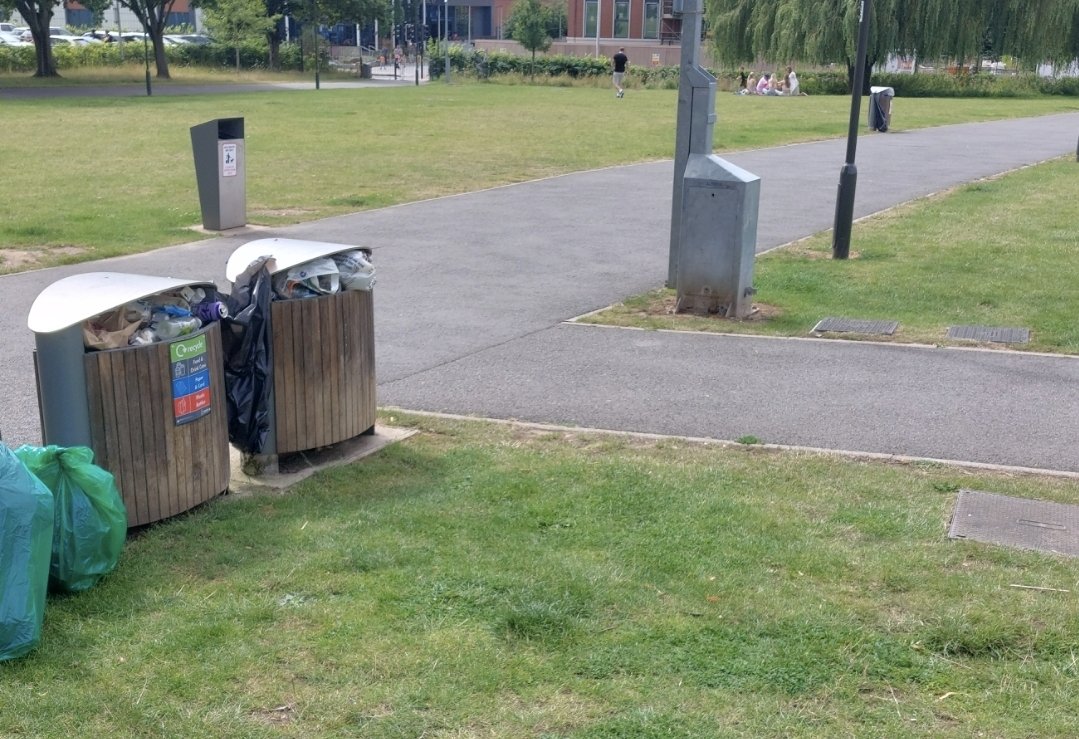 Good work by cllrs <a href="/AndyCroy/">Cllr Andy Croy</a> and Marie-Louise Weighill this morning. They found Elms Field in #Wokingham a mess and sorted it pronto for all to enjoy.