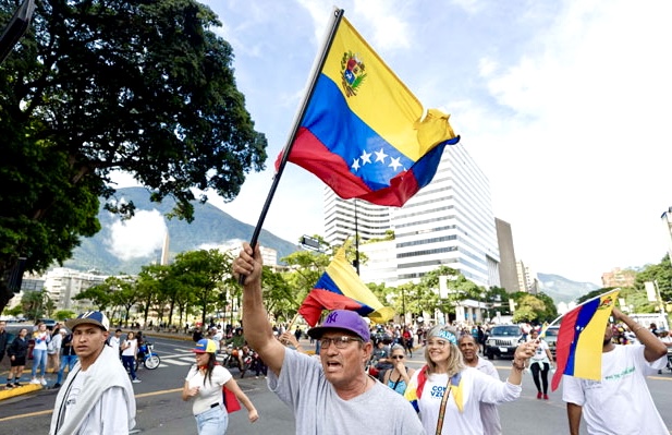 finanzacontable's tweet photo. ¿Sabías que Venezuela tiene 913 sanciones impuestas  de diferentes países? 

Aquí te muestro las 20 principales  por EE.UU. 🇺🇸 y la UE 🇪🇺 (resumen ):

1. Sanciones petroleras: EE.UU., 2017. Prohibición de transacciones con la estatal petrolera Petróleos de Venezuela, S.A. (PDVSA), afectando la exportación de petróleo venezolano.

2. Congelación de activos de PDVSA: EE.UU., 2019. Bloqueo de cuentas y activos de Petróleos de Venezuela, S.A. (PDVSA) en bancos estadounidenses para evitar que el gobierno de Maduro acceda a fondos.

3. Prohibición de transacciones con bonos venezolanos: EE.UU., 2017. Restricción a bancos estadounidenses de comprar nuevos bonos del gobierno venezolano y Petróleos de Venezuela, S.A. (PDVSA).

4. Sanciones a funcionarios del gobierno: UE, 2017. Congelación de activos y prohibición de viajes a funcionarios clave del gobierno de Maduro.

5. Restricciones a la exportación de oro: EE.UU., 2018. Prohibición de exportar oro venezolano, afectando una fuente importante de ingresos para el país.

6. Sanciones a la industria minera: EE.UU., 2019. Restricciones a la exportación de minerales, incluyendo oro y otros recursos naturales.

7. Prohibición de venta de armas: UE, 2017. Prohibición de exportar armas y equipos relacionados a Venezuela.

8. Sanciones a la industria del gas: EE.UU., 2019. Restricciones a la exportación de gas natural y productos relacionados.

9. Congelación de activos en el Banco de Inglaterra: Reino Unido, 2019. Bloqueo de reservas de oro venezolanas valoradas en aproximadamente 1.300 millones de dólares.

10. Sanciones a la industria financiera: EE.UU., 2017. Restricciones a transacciones financieras y acceso a mercados internacionales.

11. Prohibición de transacciones con criptomonedas: EE.UU., 2018. Prohibición de transacciones con la criptomoneda venezolana "Petro".

(¡Comparte, comenta  ,  dale like y guarda este contenido para que puedas volver a él más tade ¡
📌 👍 + 💬 + ↗️)

12. Sanciones a la industria de telecomunicaciones: EE.UU., 2020. Restricciones a la exportación de equipos y servicios de telecomunicaciones.

13. Restricciones a la importación de tecnología: EE.UU., 2019. Prohibición de exportar tecnología avanzada a Venezuela.

14. Sanciones a la industria de transporte: EE.UU., 2020. Restricciones a la exportación de vehículos y equipos de transporte.

15. Prohibición de vuelos comerciales: EE.UU., 2019. Suspensión de vuelos comerciales entre EE.UU. y Venezuela.

16. Sanciones a la industria de alimentos: EE.UU., 2020. Restricciones a la exportación de productos alimenticios y agrícolas.

17. Restricciones a la importación de medicamentos: EE.UU., 2019. Prohibición de exportar medicamentos y suministros médicos a Venezuela.

18. Sanciones a la industria de construcción: EE.UU., 2020. Restricciones a la exportación de materiales y equipos de construcción.

19. Prohibición de transacciones con bancos venezolanos: EE.UU., 2017. Restricción a bancos estadounidenses de realizar transacciones con bancos venezolanos.

20. Sanciones a la industria de turismo: EE.UU., 2020. Restricciones a la exportación de servicios y productos relacionados con el turismo.

Estas sanciones han llevado a Venezuela a una situación de pobreza extrema, limitando su capacidad de comerciar con numerosos países. 🇻🇪

#Economía #Finanzas #Comercio #Productos #Sanciones #Venezuela
#CrisisEconómica #EEUU
#UE #Pobreza #Petróleo
#Minería #Gas
#Telecomunicaciones
#Tecnología #Transporte
#Alimentos #Medicamentos
#Construcción #Turismo

Fuentes: 
https://t.co/eZ7usm9ei3
https://t.co/1KU4d55JxL
https://t.co/PVrqaWNu9w
https://t.co/ulwjoSnw8K