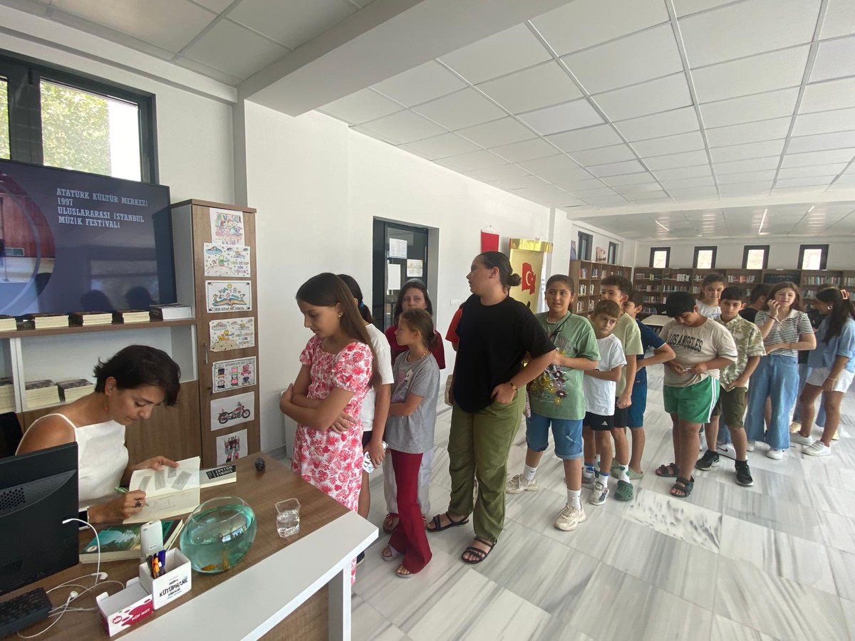 Göknil Özkök, dün #MarmaraAdasıEdebiyatGünleri kapsamında Saraylar Kütüphanesi’nde okurlarıyla buluştu.