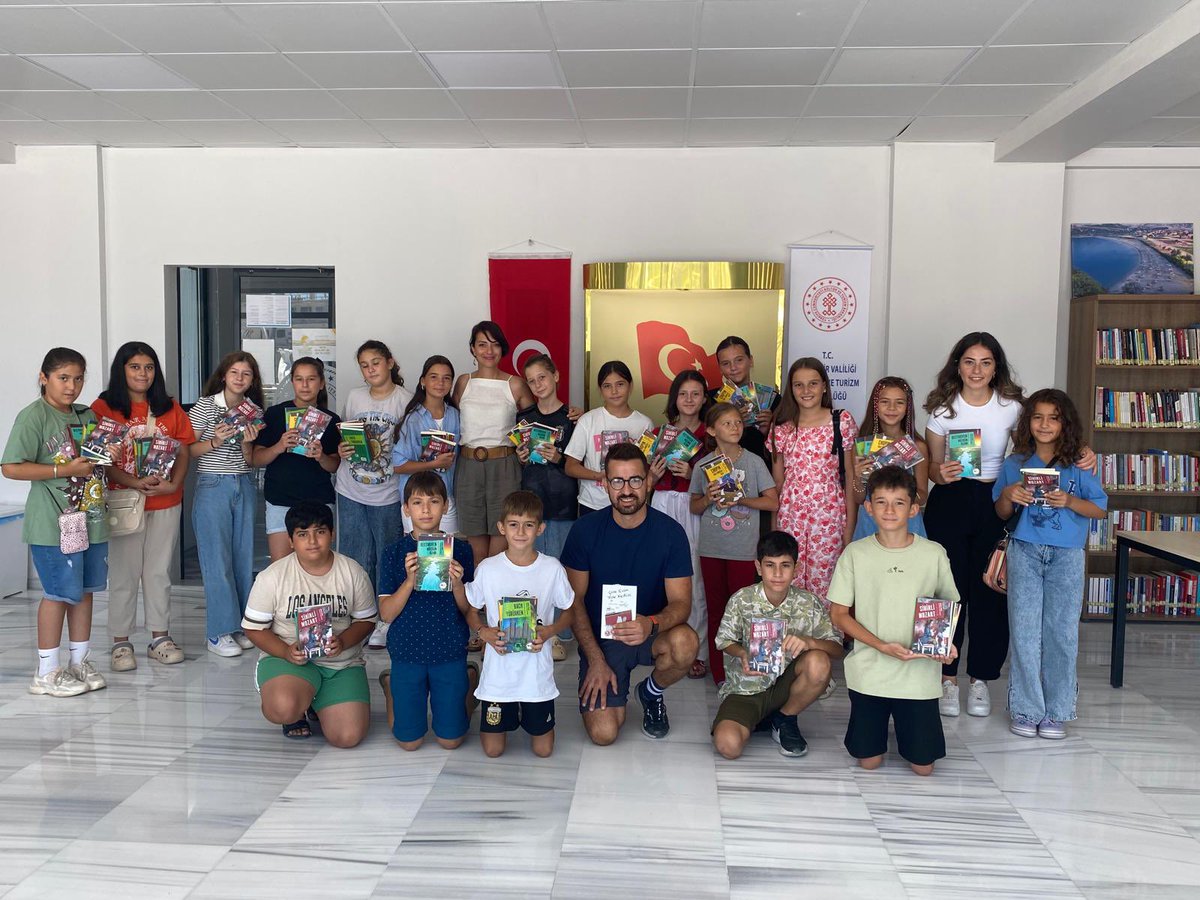 can_cocuk's tweet photo. Göknil Özkök, dün #MarmaraAdasıEdebiyatGünleri kapsamında Saraylar Kütüphanesi’nde okurlarıyla buluştu. https://t.co/nvQnUn7mC9