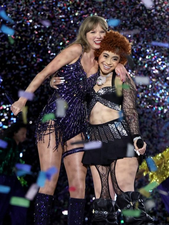 venusmagazinetr's tweet photo. Charli XCX ve Billie Eilish'in "Guess" parçası, Spotify'ın global liste tarihinde tamamı kadınlardan oluşan bir remiks için en büyük çıkışa imza atarak, Taylor Swift ve Ice Spice'ın "Karma" parçasını geride bıraktı. https://t.co/1onFbNI8H6