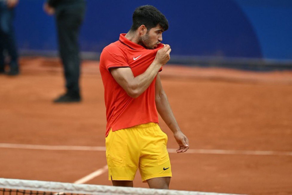 RoGoTri's tweet photo. Los feos gestos de Djokovic en el partido dejan claro que es más soberbio que serbio. Vamos, @carlosalcaraz! Demuéstrale que eres más GRANDE que él! 💪🏻🎾🥇#aporeloro https://t.co/Q8QLrnrpg6