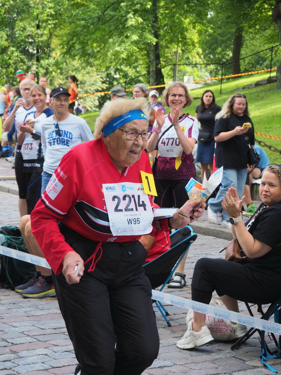 Parasta urheilufiilistä tänään suunnistuksen veteraanisarjojen MM-kisojen maalisuoralla Turussa. W95-sarjan kultamitalisti, 1927 syntynyt Sole Nieminen (FI) #suunnistus <a href="/Wmoc2024/">WMOC 2024</a>