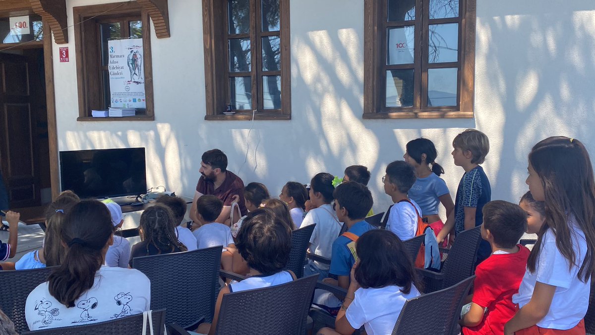 can_cocuk's tweet photo. Alp Gökalp dün #MarmaraAdasıEdebiyatGünleri kapsamında Marmara Merkez Kütüphanesi’nde okurlarıyla buluştu. https://t.co/VgytuzYyHr