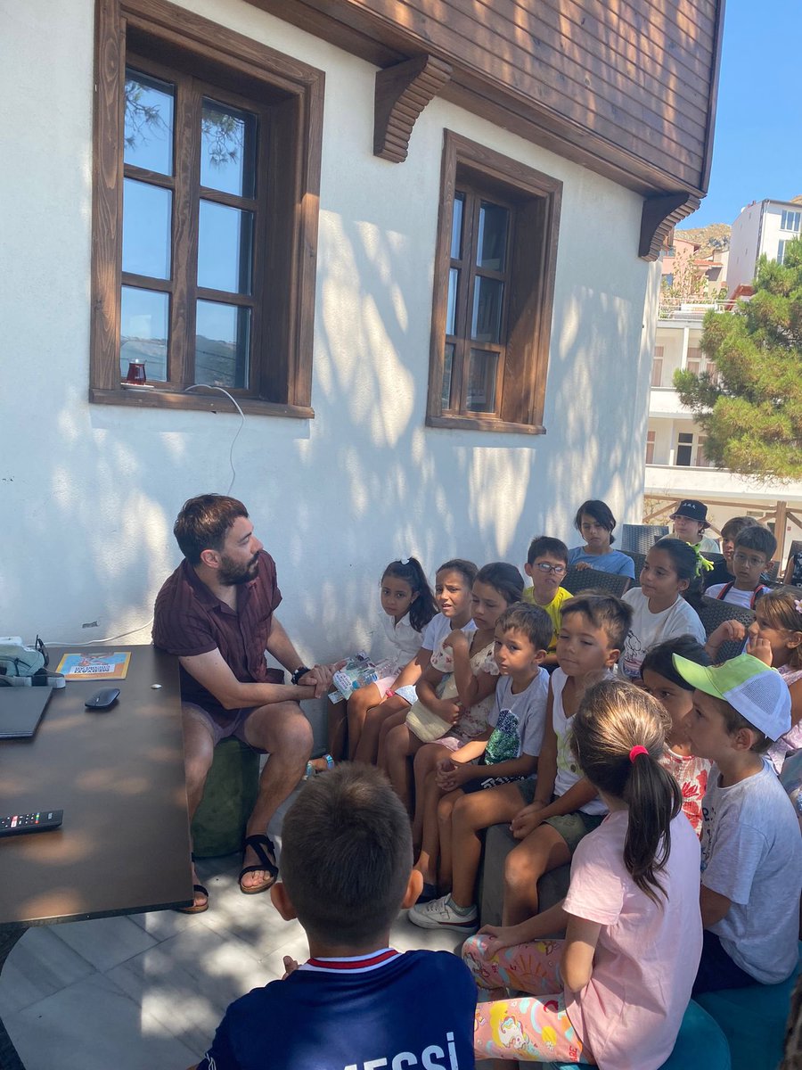 can_cocuk's tweet photo. Alp Gökalp dün #MarmaraAdasıEdebiyatGünleri kapsamında Marmara Merkez Kütüphanesi’nde okurlarıyla buluştu. https://t.co/VgytuzYyHr