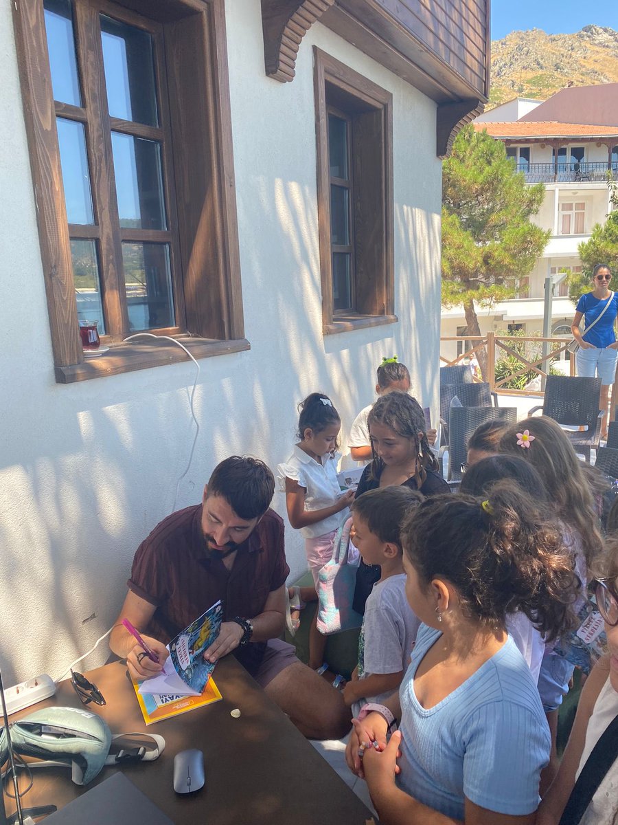 can_cocuk's tweet photo. Alp Gökalp dün #MarmaraAdasıEdebiyatGünleri kapsamında Marmara Merkez Kütüphanesi’nde okurlarıyla buluştu. https://t.co/VgytuzYyHr