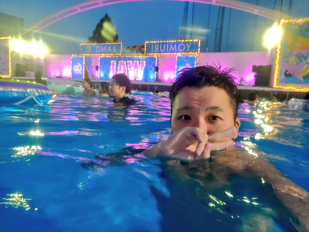 TAtsu_ayu1002's tweet photo. 8.4 YOMIURI POOL 🏝
急遽決まって、初めてのナイトプールに足を運んでみたわ✨
こっちの集団多め🤭
スプラッシュの選曲神すぎてめっちゃ楽しすぎた🙌
空模様はSunset ~LOVE is ALL~って感じ🌅
#SummerDiary https://t.co/dp7R4mreSh