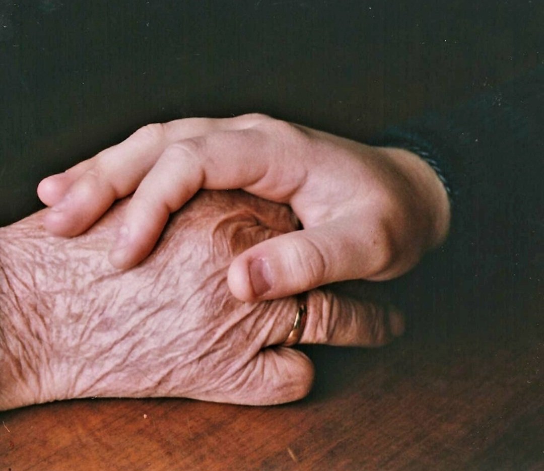 SaulGtrauma's tweet photo. "Feliz el hijo que es padre de su
  padre antes de su muerte, y pobre 
  el hijo que aparece sólo en el
  funeral y no se despide un poco 
  cada día". https://t.co/EKNIwGct3j