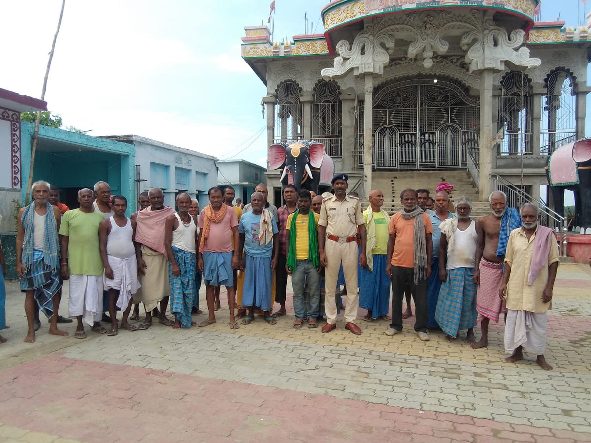 PoliceBhagalpur's tweet photo. पुलिस पब्लिक समन्वय स्थापित करने हेतु भागलपुर पुलिस के सभी Sector officers अपने - अपने क्षेत्रों में लोगों से संवाद कर रहे हैं तथा उनके समस्याओं एवं सुझाव को नोट कर रहे हैं ।
@bihar_police
#HainTaiyarHum
#bhagalpur
#BiharPolice
#BhagalpurPolice
#policepublic https://t.co/Xu0QJIbelG