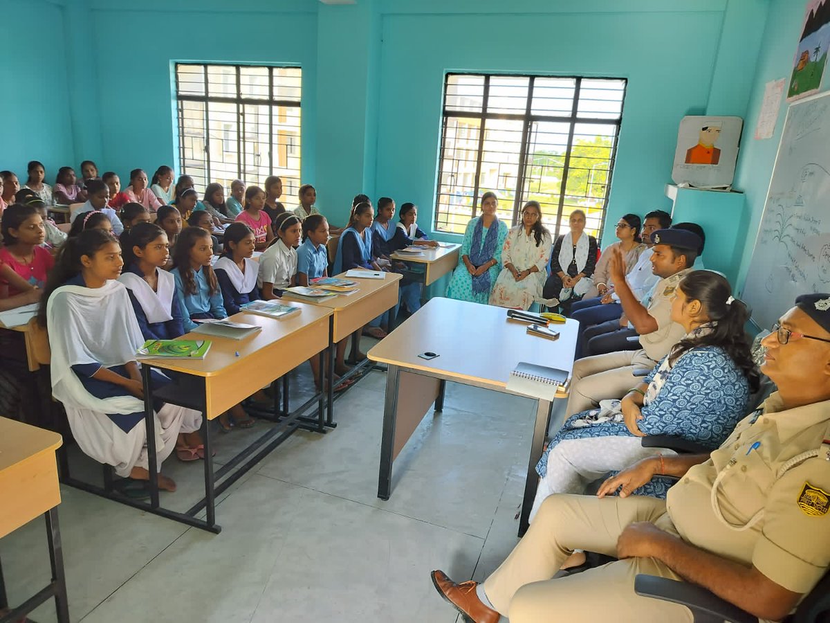 PoliceBhagalpur's tweet photo. पुलिस पब्लिक समन्वय स्थापित करने हेतु भागलपुर पुलिस के सभी Sector officers अपने - अपने क्षेत्रों में लोगों से संवाद कर रहे हैं तथा उनके समस्याओं एवं सुझाव को नोट कर रहे हैं ।
@bihar_police
#HainTaiyarHum
#bhagalpur
#BiharPolice
#BhagalpurPolice
#policepublic https://t.co/Xu0QJIbelG