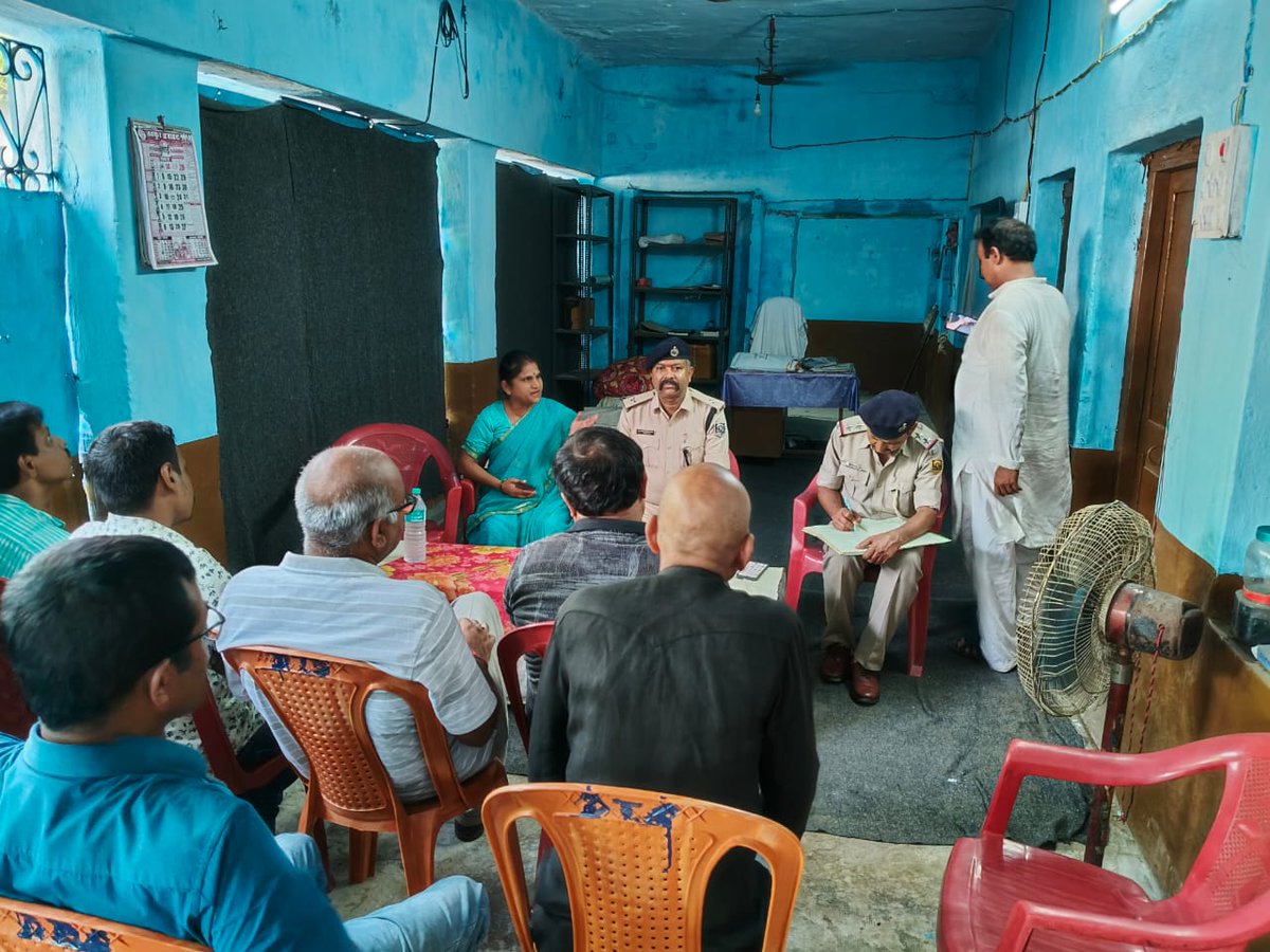 PoliceBhagalpur's tweet photo. पुलिस पब्लिक समन्वय स्थापित करने हेतु भागलपुर पुलिस के सभी Sector officers अपने - अपने क्षेत्रों में लोगों से संवाद कर रहे हैं तथा उनके समस्याओं एवं सुझाव को नोट कर रहे हैं ।
@bihar_police
#HainTaiyarHum
#bhagalpur
#BiharPolice
#BhagalpurPolice
#policepublic https://t.co/Xu0QJIbelG