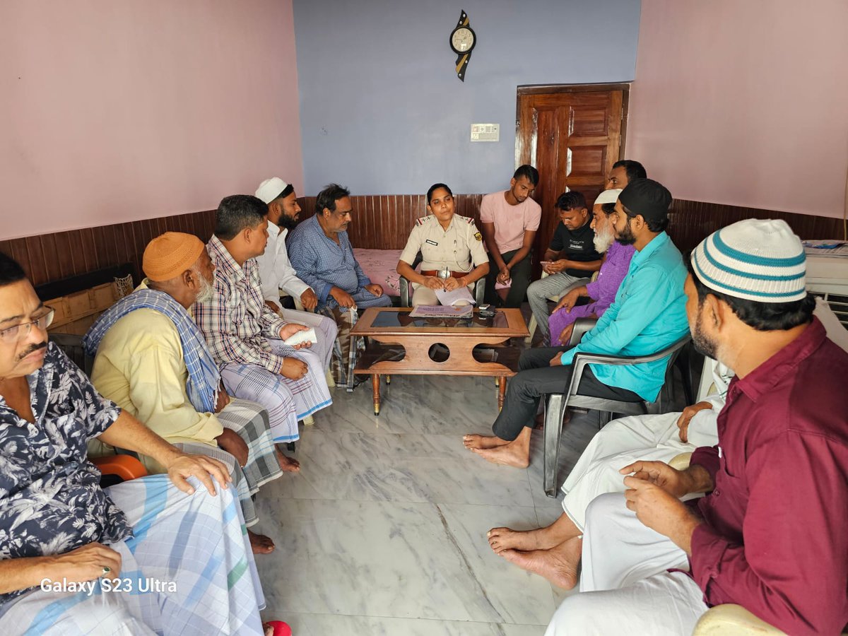 PoliceBhagalpur's tweet photo. पुलिस पब्लिक समन्वय स्थापित करने हेतु भागलपुर पुलिस के सभी Sector officers अपने - अपने क्षेत्रों में लोगों से संवाद कर रहे हैं तथा उनके समस्याओं एवं सुझाव को नोट कर रहे हैं ।
@bihar_police
#HainTaiyarHum
#bhagalpur
#BiharPolice
#BhagalpurPolice
#policepublic https://t.co/Xu0QJIbelG