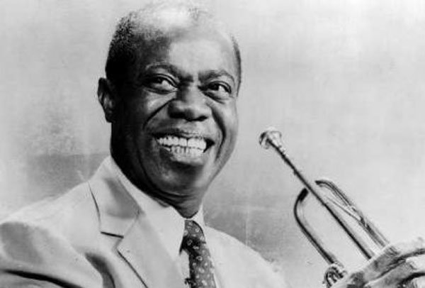 HistoryMttrs's tweet photo. 🇺🇲 #BOTD #OTD #4Aug #Birthday #USA
Sunday 4 August 1901, Louis Daniel Armstrong was born in New Orleans, State of Louisiana, USA.
Louis Armstrong, the legendary black jazz trumpeter.
Louis Armstrong was arguably the greatest Jazz player of the 20th Century.
His offbeat vocal style crossed over to Blues singers as well.
His unmistakable voice became as popular as his innovative trumpet playing, improvised melodies and vocal interpretations.
Nicknamed "Satch", "Satchmo" or "Pops".
Tuesday 6 July 1971, Louis Armstrong died (69) in Corona, a neighborhood in the borough of Queens in New York City, USA.
🌹#LouisArmstrong #Trumpeter